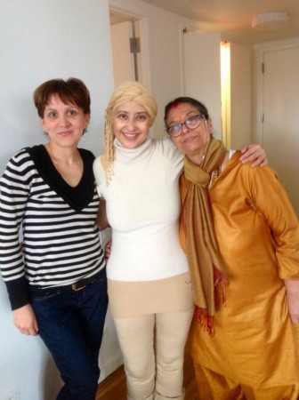Manisha with with her mother and a friend. (Manisha Koirala/Twitter) Manisha with with her mother and a friend. (Manisha Koirala/Twitter)