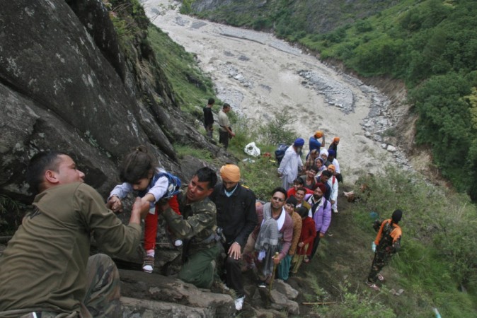 Soldiers rescue stranded people after heavy rains in the Himalayan state of Uttarakhand June 18, 2013. North India Floods