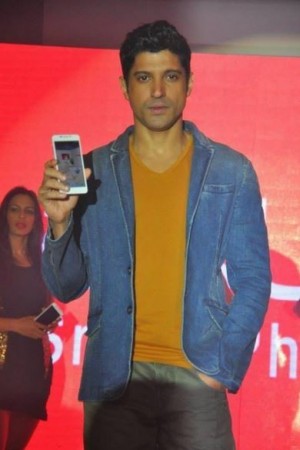 Bollywood Actor, Farhan Akhtar holding the newly launched Intex Aqua i7