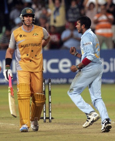 ndia's Shanthakumaran Sreesanth (R) celebrates taking the wicket of Australia's Matthew Hayden during their ICC World Twenty20 cricket semi-final match in Durban September 22, 2007. Matthew Hayden