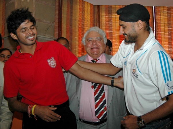 Indian cricket players Harbhajan Singh (R) and Shanthakumaran Sreesanth (L) share a moment during a news conference in New Delhi April 28, 2008. Harbhajan Singh (R) and Shanthakumaran Sreesanth (L)
