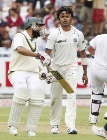 India's Shanthakumaran Sreesanth talks to South Africa's Hashim Amla (L) during their third cricket test match in Cape Town January 2, 2011.--- South African player Hashim Amla