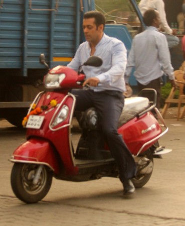 Salman Khan riding Suzuki Access 125 on the sets of Jai Ho shooting