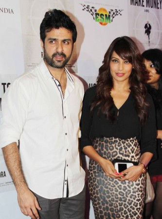 Lovebirds Harmaan and Bipasha together at the bash (photo Varinder Chawla)