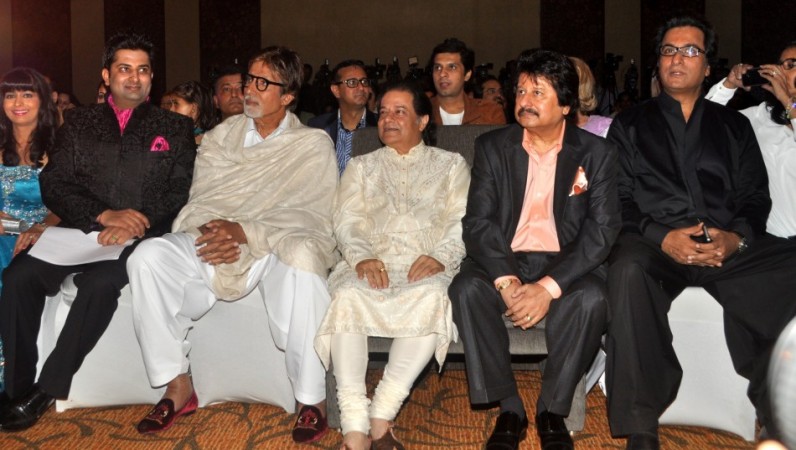 Talat Aziz, Anup Jalota, Pankaj Udhas and Sumeet Tappoo with Amitabh Bachchan Talat Aziz, Anup Jalota, Pankaj Udhas and Sumeet Tappoo with Amitabh Bachchan