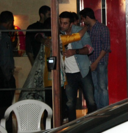 Ranbir gives warm hug to cousin Kareena Kapoor (Varinder Chawla) Ranbir gives warm hug to cousin Kareena Kapoor (Varinder Chawla)