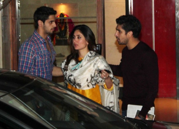 Finally Kareena Kapoor Khan comes out accompanied by Siddharth and Ayan by her side (Varinder Chawla) Finally Kareena Kapoor Khan comes out accompanied by Siddharth and Ayan by her side (Varinder Chawla)