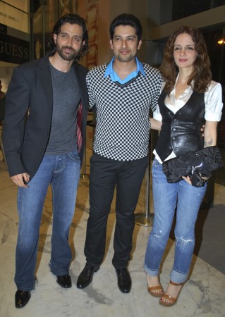 Hrithik Roshan (L), Aftab Shivdasani (C) and Roshan's wife Suzanne pose for a picture during the premiere of movie Hrithik-Sussanne Split