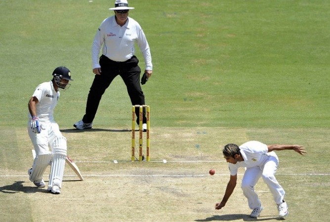 Imran Tahir attempts to stop the ball as Kohli looks on. Reuters Imran Tahir South Africa Kohli India