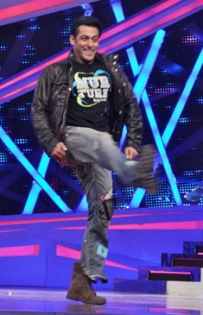 Salman Khan dancing on Nach Baliye