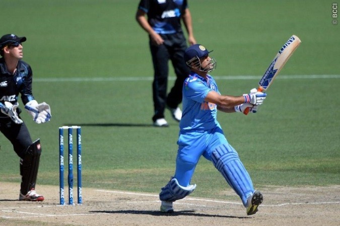India skipper MS Dhoni admires a six during the 4th ODI against New Zealand, 28 January. BCCI MS Dhoni India Luke Ronchi New Zealand