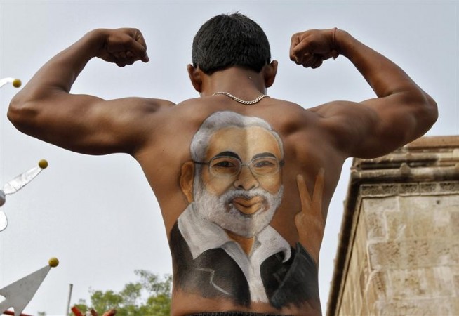 Narendra Modi Painted in a supporter's back (Reuters) Narendra Modi Painted in a supporter's back (Reuters)