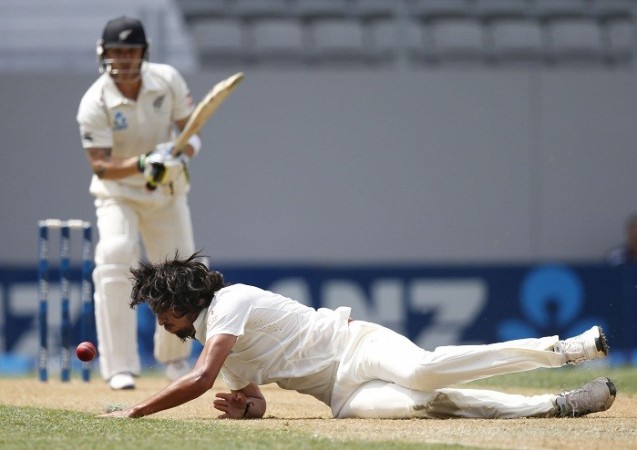 India fast bowler Ishant Sharma fields off his own bowling during the first day of the 1st Test against New Zealand, 6 January. Reuters Ishant Sharma India