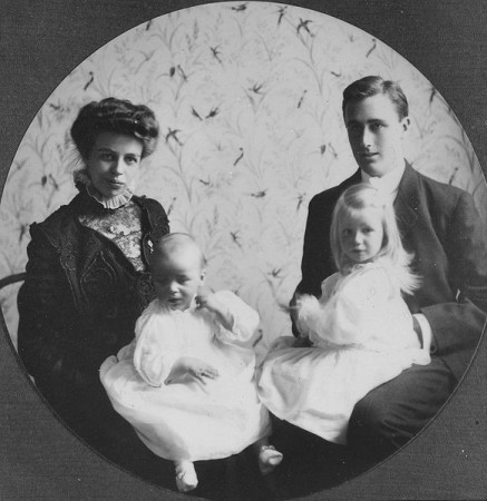 Eleanor and Franklin with their two eldest children (Wiki Commons)