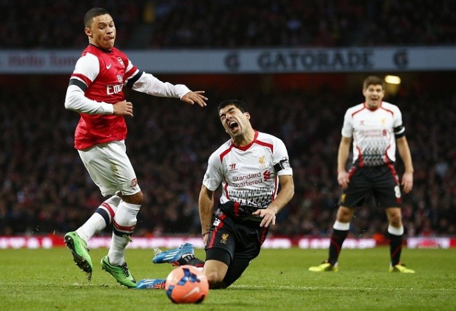 Liverpool forward Luis Suarez goes down under the challenge of Arsenal midfielder Alex Oxlade-Chamberlain in their FA Cup fifth round encounter, 16 February. Reuters Alex Oxlade-Chamberlain Luis Suarez Arsenal Liverpool