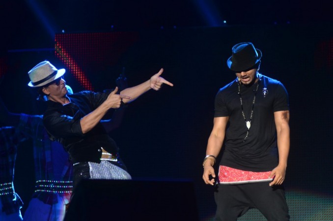 SRK and Yo Yo Honey Singh perform on Lungi Dance for Temptation Reloaded 2014 Malaysia (Varinder Chawla) SRK and Yo Yo Honey Singh perform on Lungi Dance for Temptation Reloaded 2014 Malaysia (Varinder Chawla)