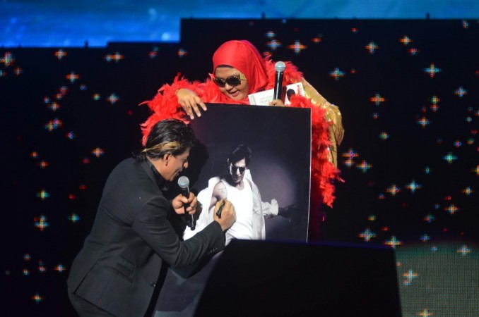 SRK with a fan on the stage for Temptation Reloaded 2014 Malaysia (Varinder Chawla) SRK with a fan on the stage for Temptation Reloaded 2014 Malaysia (Varinder Chawla)