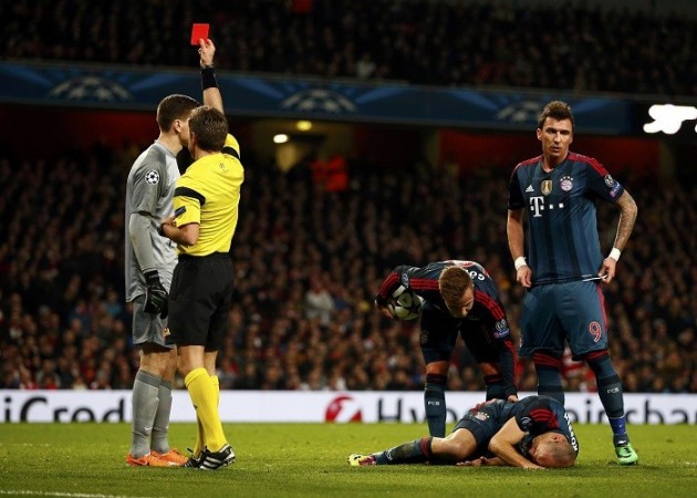 Wojciech Szczesny is shown a red card by referee Nicola Rizzoli in the Champions League game between Arsenal and Bayern Munich, 19 February. Reuters Szczesny Arsenal Bayern Munich Rizzoli