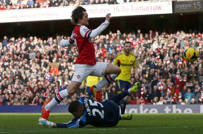 Arsenal midfielder Tomas Rosicky scores past Sunderland goalkeeper Vito Mannone in their English Premier League game, 22 February. Reuters Tomas Rosicky Arsenal Vito Mannone Sunderland