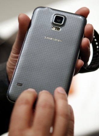 Flagship Wars Begin: Samsung Galaxy S6 vs. HTC One M9; Which Smartphone Will Woo Consumers