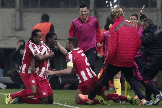 Olympiakos forward Joel Campbell celebrates with teammates after scoring against Manchester United in the Champions League, 25 February. Reuters Joel Campbell Olympiakos Maniatis