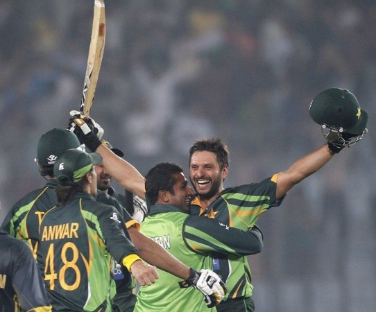 Pakistan players are overjoyed after Shahid Afridi sealed a win over India with two consecutive sixes, 2 March. Reuters Pakistan Afridi