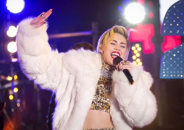 Miley Cyrus Wardrobe Malfunction Singer Accidently Flashes