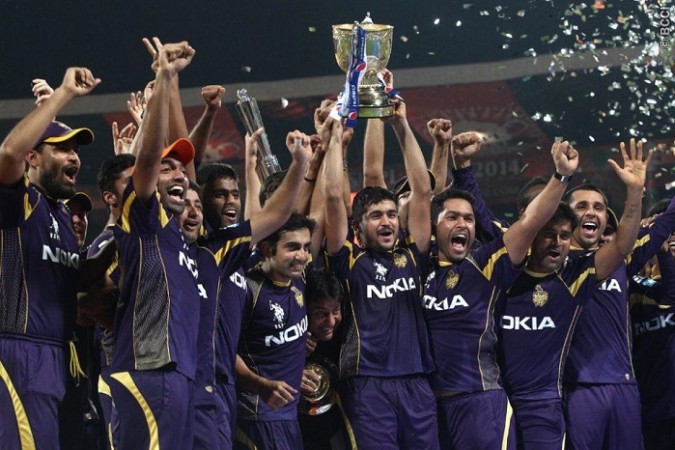 KKR players celebrate with the IPL trophy after defeating KXIP in the final, 1 June KKR IPL 2014 title
