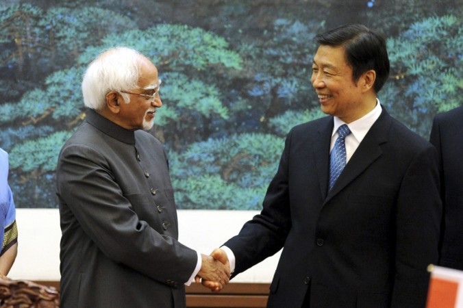 Hamid Ansari shaking hands with China's Vice President Li Yuanchao