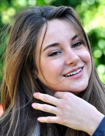 'Insurgent’ Star Shailene Woodley Goes Topless for Glamour Magazine. Shailene Woodley