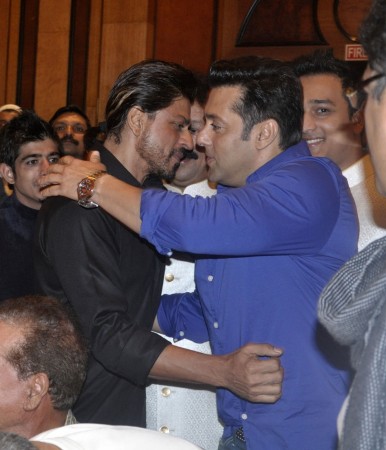 Salman and Shah Rukh Hugging Each Other at Baba Siddiqui's Iftar Party.