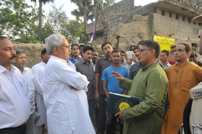 Former chief minister and JDU leader Nitish Kumar speaks to senior campaigner Manish Ram of Greenpeace Indi at Dharnai in Jahanabad, Bihar. Former chief minister Nitish Kumar speaks to Greenpeace activists in Dharnai
