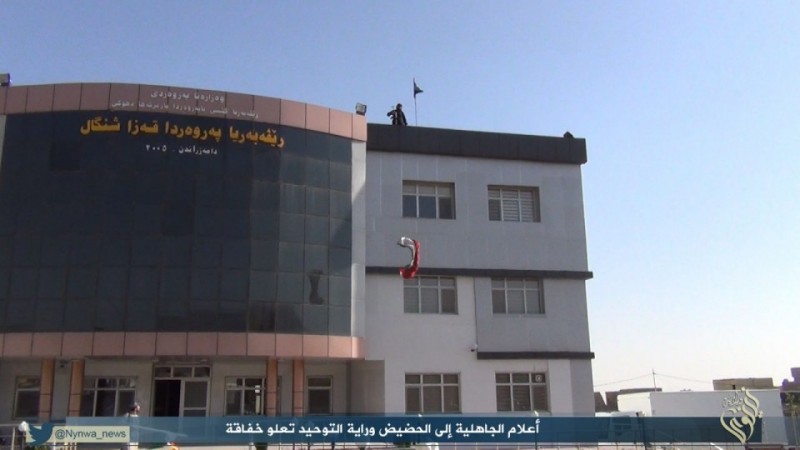 ISIS militants hoist flag in Sinjar ISIS militant hoists flag in Sinjar