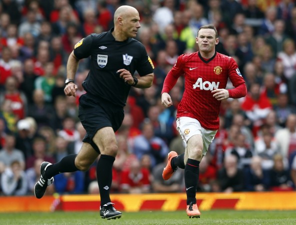 Manchester United's Wayne Rooney shouts at referee Howard Webb during a Premier League match. Howard Webb with Wayne Rooney