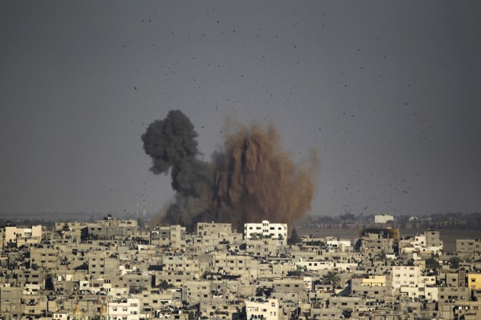 Smoke rises after an explosion in what witnesses said was an Israeli air strike in Gaza August 10, 2014. Israel has accepted a new Gaza ceasefire proposed by Egyptian mediators and will send negotiators to Cairo on Monday if the truce holds,