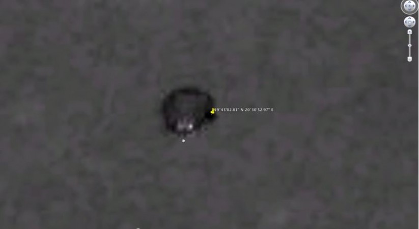 The bizarre structure on lunar's surface was discovered by a UFO enthusiast Scott Waring using Google Moon Aliens Base on the Moon
