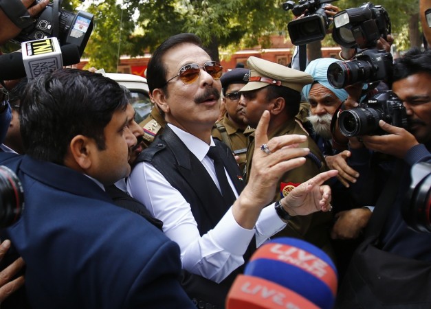 The Sahara group chairman Subrata Roy (C) arrives at the Supreme Court in New Delhi March 4, 2014. Sahara Subrata Roy