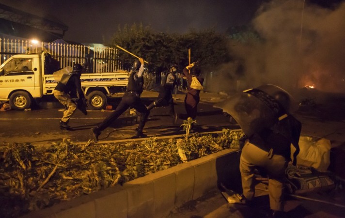Police trying to stop protesters from marching towards PM Nawaz Sharif's official residence in Islamabad. Pakistan crisis