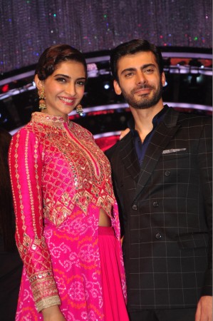 Sonam and Fawad pose for the lensmen Sonam Kapoor, Fawad Khan promote 'Khoobsurat' on Jhalak Dikhhla Jaa 7