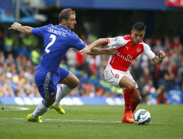 Alexis Sanchez can be seen throwing a right hook at the back of Branislav Ivanovic's head. Alexis Sanchez, Branislav Ivanovic