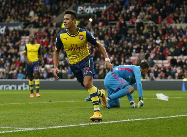 Arsenal's Alexis Sanchez (C) celebrates after scoring his second goal past Sunderland goalkeeper Vito Mannone during their English Premier League match at the Stadium of Light Arsenal