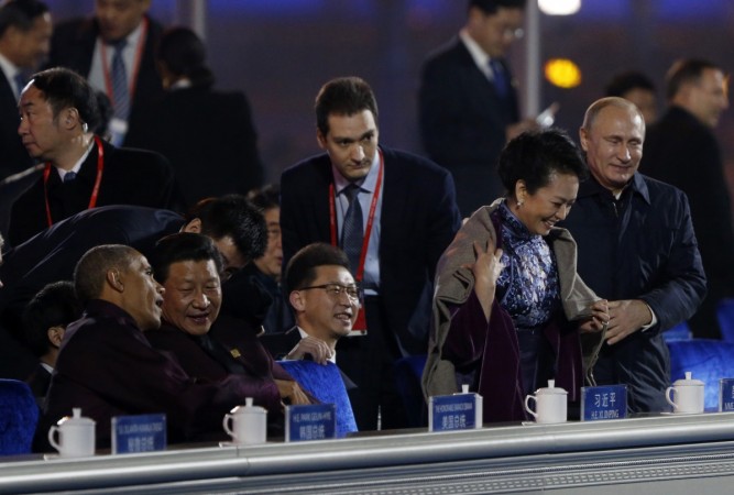 Vladimir Putin wrapped a shawl/coat around Chinese first lady and Chinese censors go wild. Here are top Twitter reactions. Vladimir Putin wrapped a shawl/coat around Chinese first lady and Chinese censors go wild. Here are top Twitter reactions.