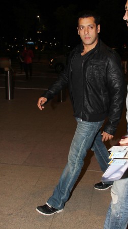 Salman Khan 'Kick' co-stars Salman Khan, Jacqueline Fernandez Snapped At Mumbai Airport