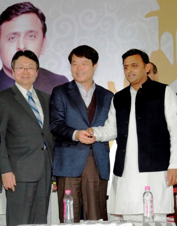 Mr. H.E. Joon-gyu Lee, Ambassador of the Republic of Korea to India, Mr. Hyun Chil Hong, President & CEO, Samsung India Electronics Ltd and Shri Akhilesh Yadav, Hon'ble Chief Minister, Uttar Pradesh unveiling the expansion of Samsung India Electronics Pvt Ltd state-of-the-art 'Mobile Phones Plant' situated in Noida, under the UP Mega policy in Lucknow today. Mr. H.E. Joon-gyu Lee, Ambassador of the Republic of Korea to India, Mr. Hyun Chil Hong, President & CEO, Samsung India Electronics Ltd and Shri Akhilesh Yadav, Hon'ble Chief Minister, Uttar Pradesh unveiling the expansion of Samsung India Electronics Pv
