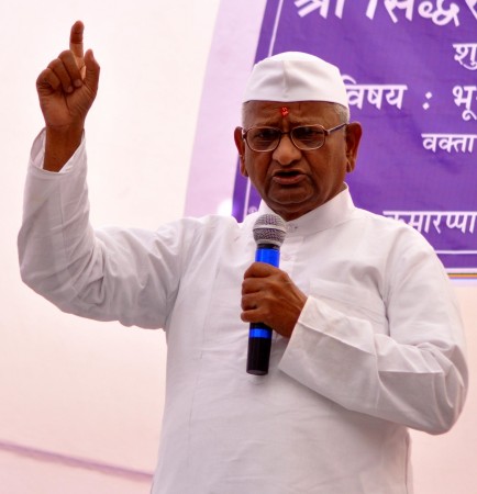 Social activist Anna Hazare addresses a programme at Vinoba Gyan Mandir in Jaipur on 18, April, 2014. Anna Hazare