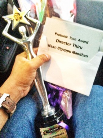 Director Thiru receives 8th Edison Protonic Icon Award Director Thiru receives Protonic Icon Award