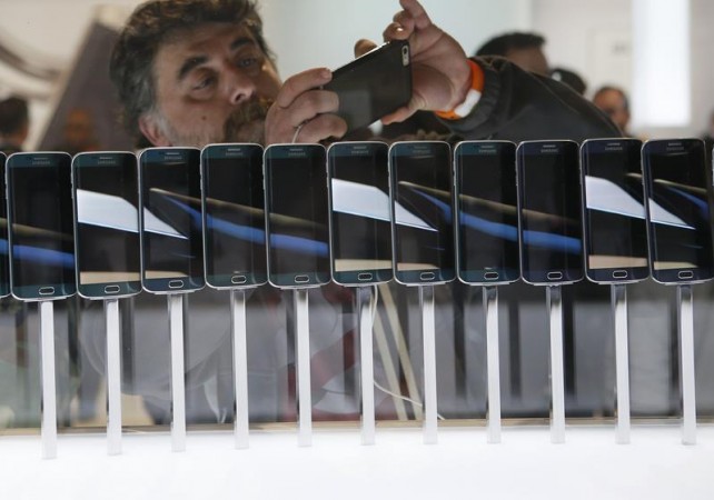 A row of Galaxy S6 edge smartphones are seen on display at the Samsung Galaxy Unpacked event before the Mobile World Congress in Barcelona March 1, 2015.
