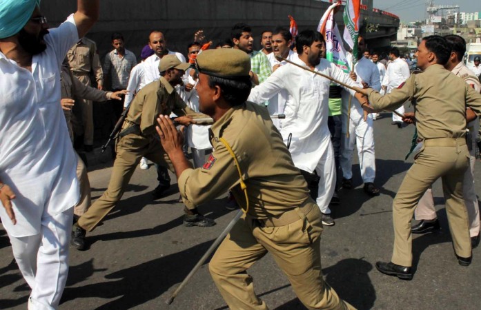 police lathicharge