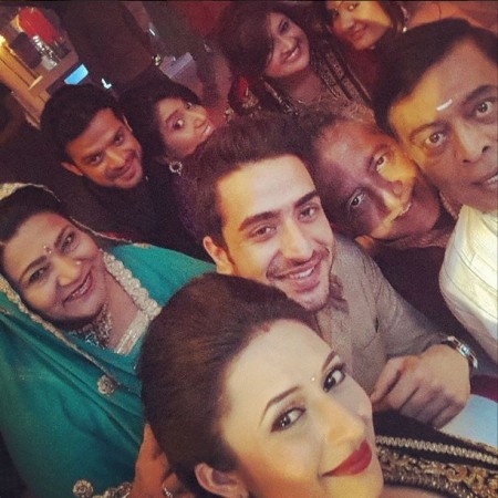 Team 'Yeh Hai Mohabbatein' celebrates 400 episodes by posing for a selfie