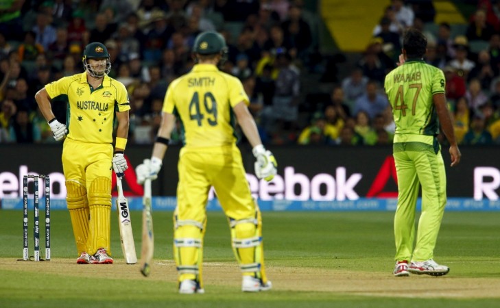 Pakistan's bowler Wahab Riaz (R) blows a kiss to Australian batsman Shane Watson after delivering another bouncer during their Cricket World Cup quarter final match in Adelaide Wahab Riaz vs Shane Watson
